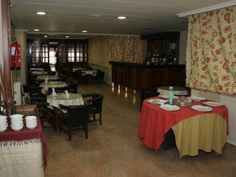 Oyo Hotel Francabel Cuenca  Restoran gambar